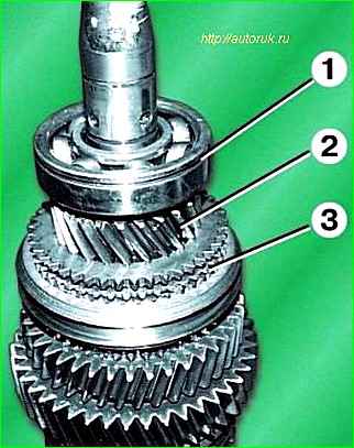 Desmontaje del eje secundario de la caja de cambios GAZ-2705