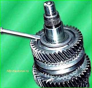 Desmontaje del eje secundario de la caja de cambios GAZ-2705