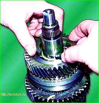 Desmontaje del eje secundario de la caja de cambios GAZ-2705