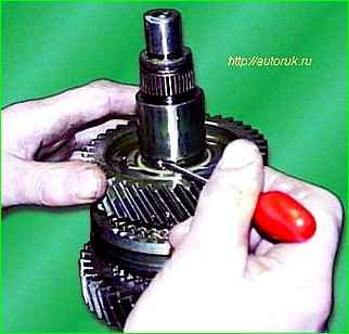 Desmontaje del eje secundario de la caja de cambios GAZ-2705