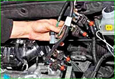 Снятие рампы и форсунок двигателя