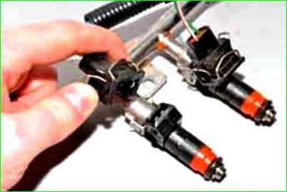 Снятие рампы и форсунок двигателя