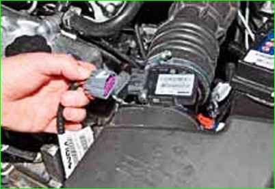 Снятие и установка корпуса воздушного фильтра