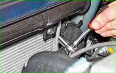 Снятие и установка корпуса воздушного фильтра