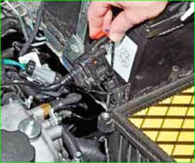 Снятие и установка корпуса воздушного фильтра