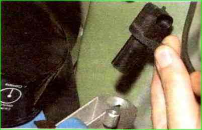 Снятие датчика положения коленчатого вала