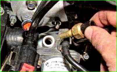 Замена датчика температуры охлаждающей жидкости