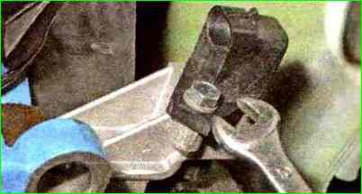 Снятие датчика положения коленчатого вала