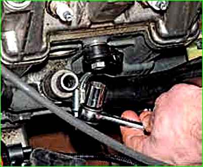 Проверка и замена датчика детонации