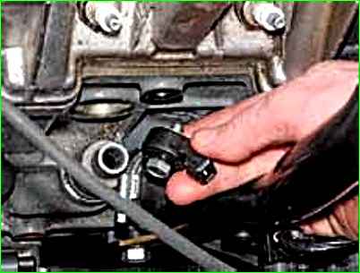 Проверка и замена датчика детонации