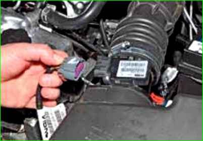 Снятие и установка датчика массового расхода воздуха