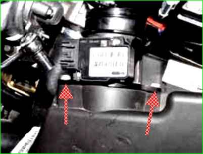 Снятие и установка датчика массового расхода воздуха