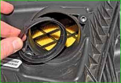 Снятие и установка датчика массового расхода воздуха