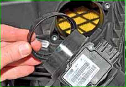 Снятие и установка датчика массового расхода воздуха