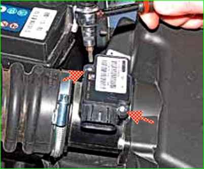 Снятие и установка датчика массового расхода воздуха