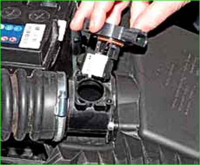 Снятие и установка датчика массового расхода воздуха