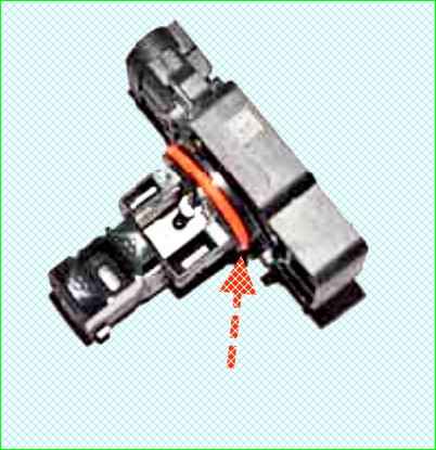 Снятие и установка датчика массового расхода воздуха
