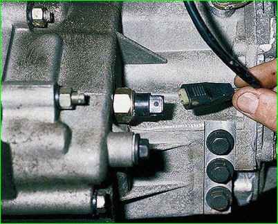 Замена выключателя света заднего хода