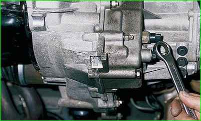 Замена выключателя света заднего хода