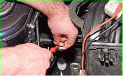 Перевірка та заміна датчика положення колінвала Лада Гранта