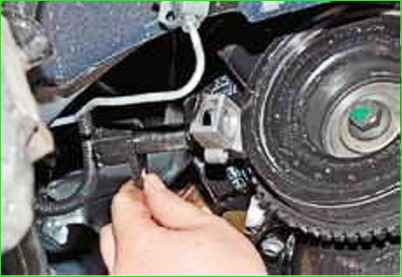 Перевірка та заміна датчика положення колінвала Лада Гранта