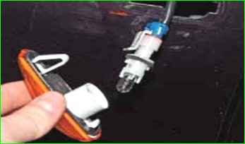 Замена повторителя поворотов и замена лампы