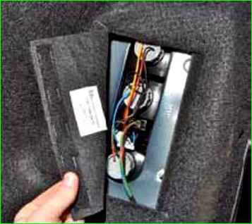 Замена ламп и снятие заднего фонаря