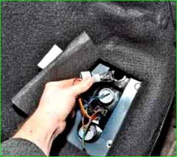 Замена ламп и снятие заднего фонаря