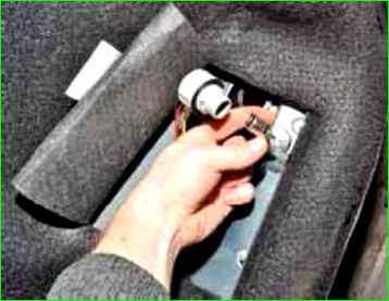 Замена ламп и снятие заднего фонаря