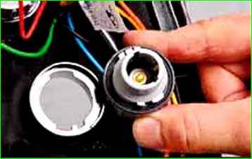 Замена ламп и снятие заднего фонаря