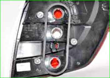 Снятие заднего фонаря