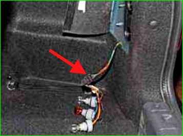 Снятие заднего фонаря