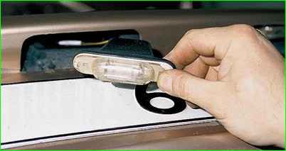 Замена лампочек освещения номерного знака