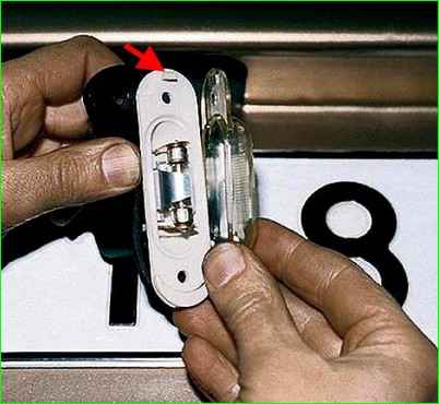 Замена лампочек освещения номерного знака