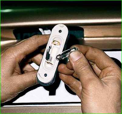 Замена лампочек освещения номерного знака