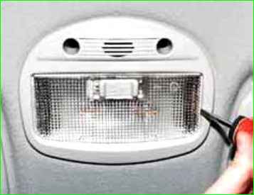 Замена лампочки плафона и снятие плафона