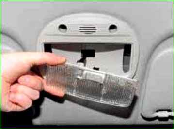 Замена лампочки плафона и снятие плафона