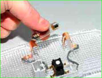 Замена лампочки плафона и снятие плафона