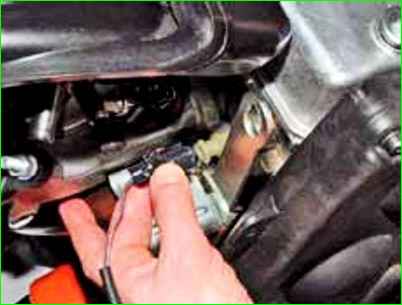 Замена датчика аварийного давления масла