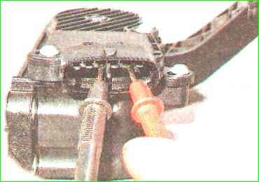 Как проверить и заменить педаль газа Лада Гранта