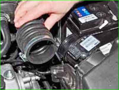 Снятие и установка датчика массового расхода воздуха