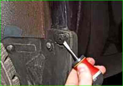 Снятие и установка заднего бампера