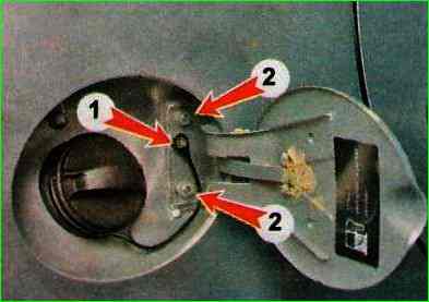 Снятие и установка лючка топливного бака