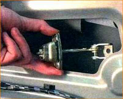 Снятие и установка ограничителя открытия двери