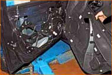 Снятие обивки двери