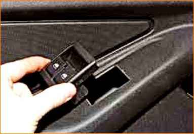 Снятие обивки двери