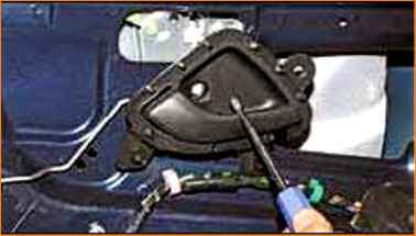 Снятие внутренней ручки передней двери Лада Гранта