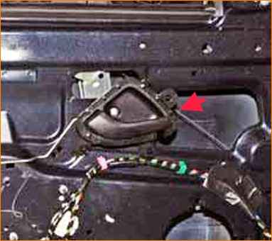 Снятие внутренней ручки передней двери Лада Гранта