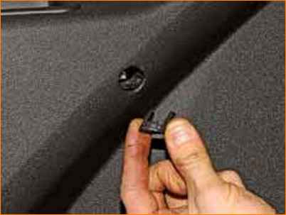 Снятие обивки двери