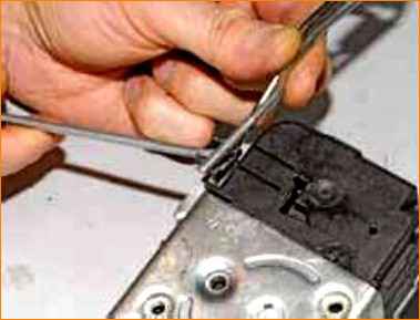 Снятие наружной ручки передней двери